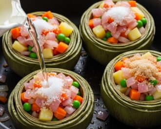 Üzerine toz şeker, tuz ve limon suyunu gezdir. En son sıcak suyu dök.