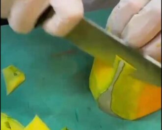 Kabakları soyup iri dilimler halinde doğrayın. Geniş bir tencereye tek sıra halinde dizin.